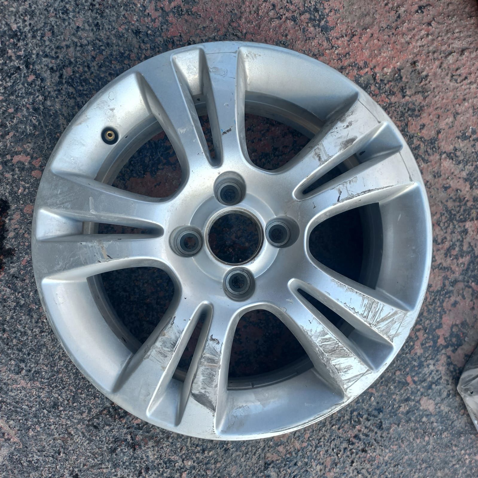 Opel Corsa D Çeli̇k Jant  Gm Marka Çıkma Parça