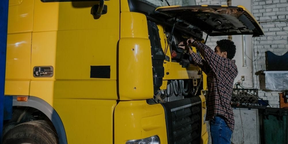 Tır Motoru Neden Isınır? Sebepler, Belirtiler ve Çözümler