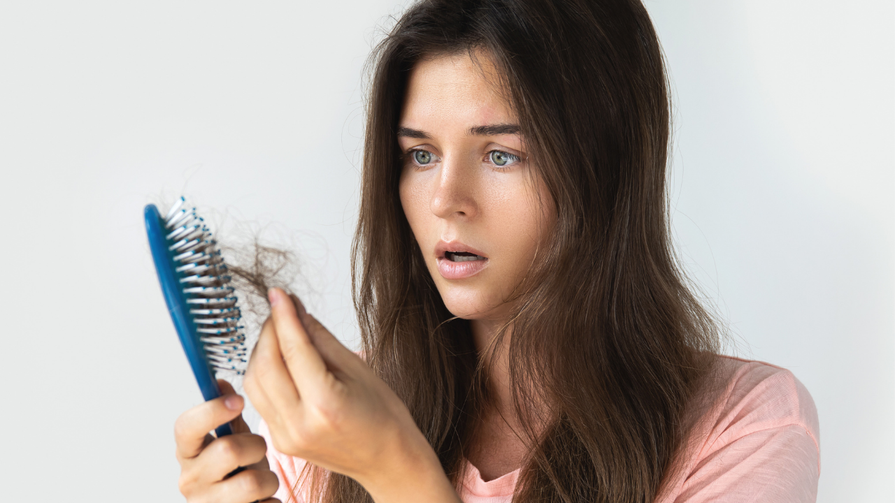 ما هي أسباب تساقط الشعر؟ كيفية منع تساقط الشعر؟ ما هي الفيتامينات التي يجب استخدامها؟