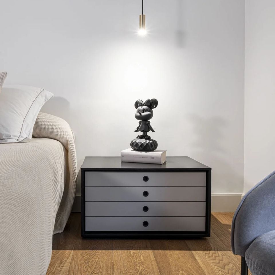 MINNIE TOTAL BLACK SCULPTURE