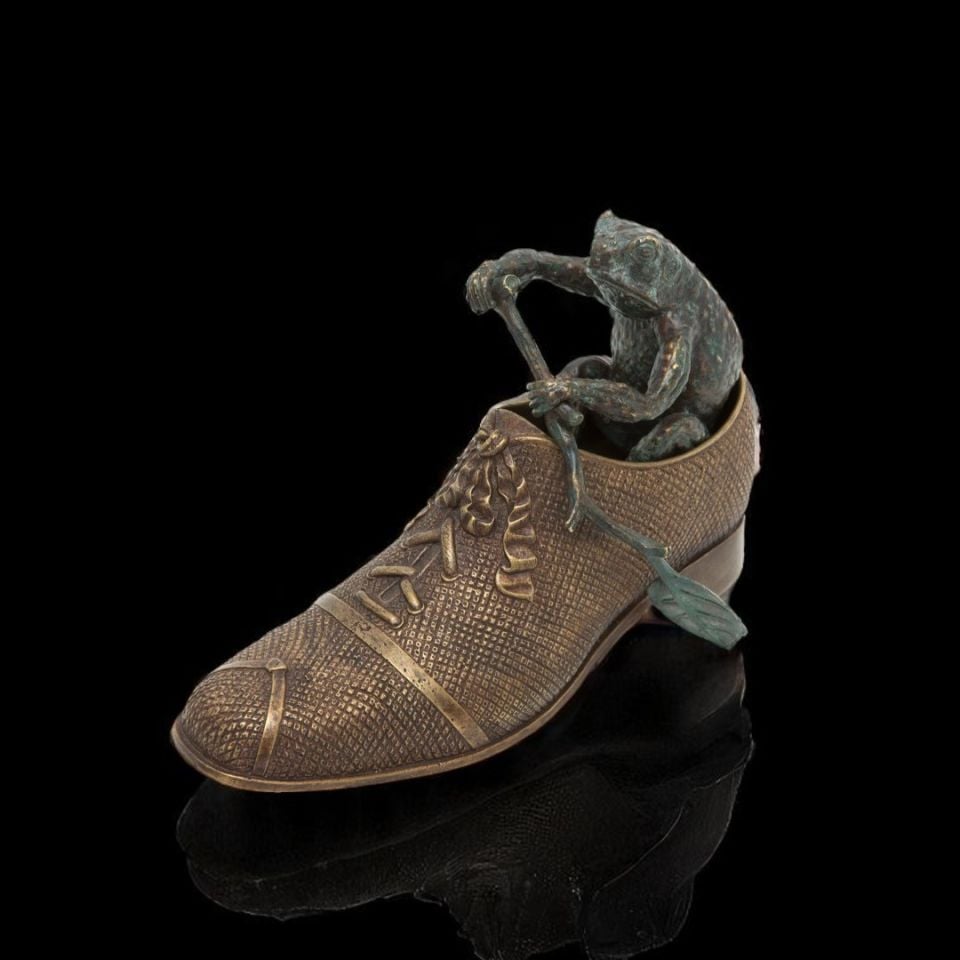 BRASS  FROG ROWING A SHOE