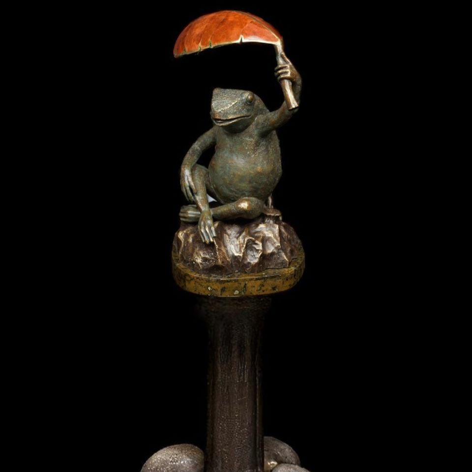 FROG HOLDING A PEN SHELL