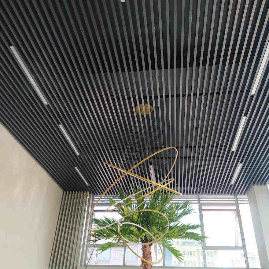 Plafond suspendu en métal à déflecteur