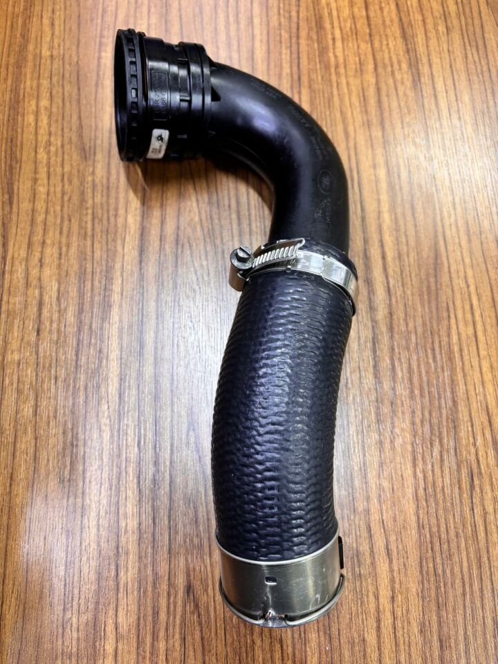LR094179 - İNTERCOOLER HORTUMU 2.0 DZL. (NEW EVOQUE 19>) - Land Rover
