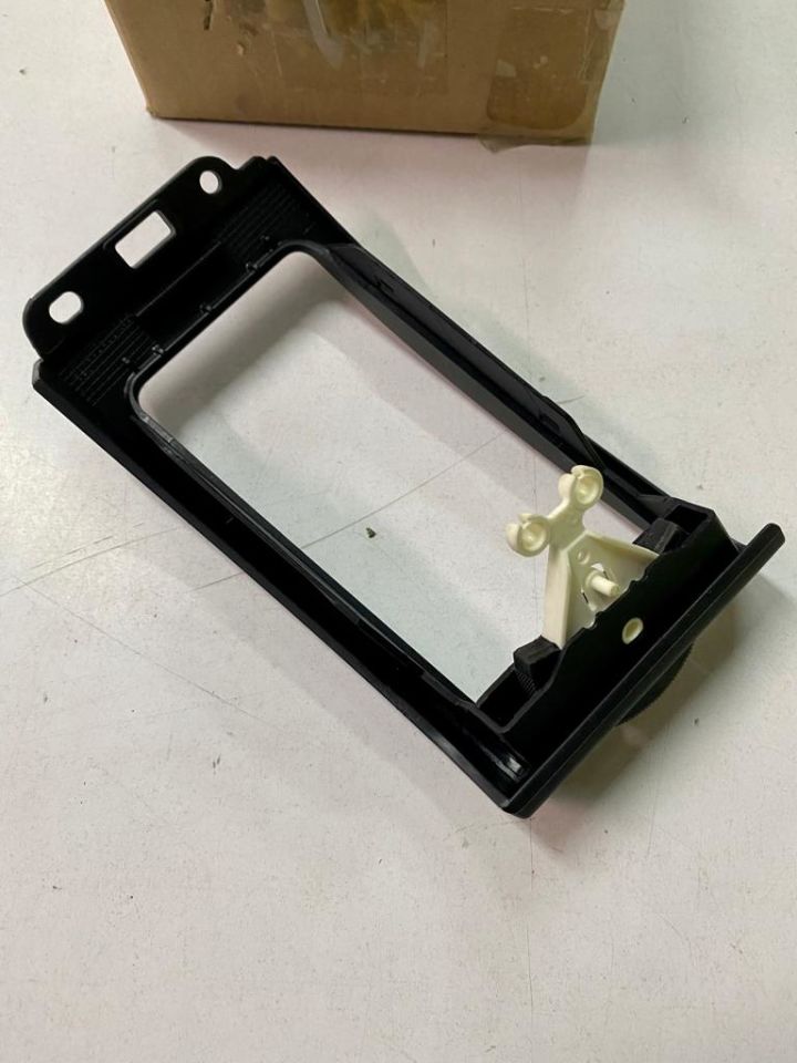 LR007192 - TORPİDO HAVA KAPAK ÇERÇEVESİ SAĞ (2.2) - Land Rover