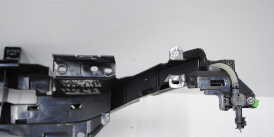 LR061239 - ÖN TAMPON İÇ BRAKETİ SENSÖRLÜ (DİSC.SPORT) - Land Rover