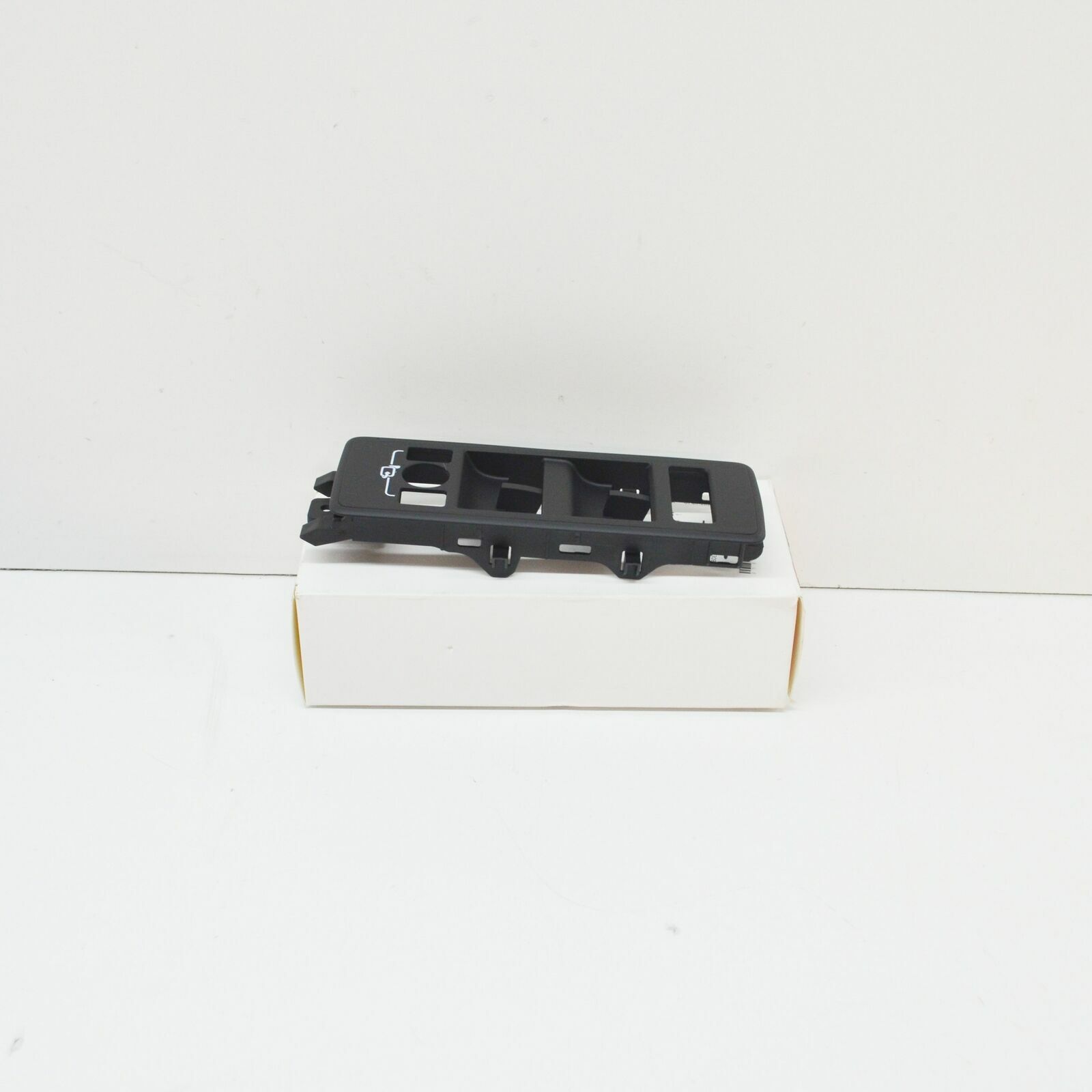 LR045391 - CAM DÜĞME PANELİ KAPAĞI SOL 3.0L V6 (SPORT) - Land Rover