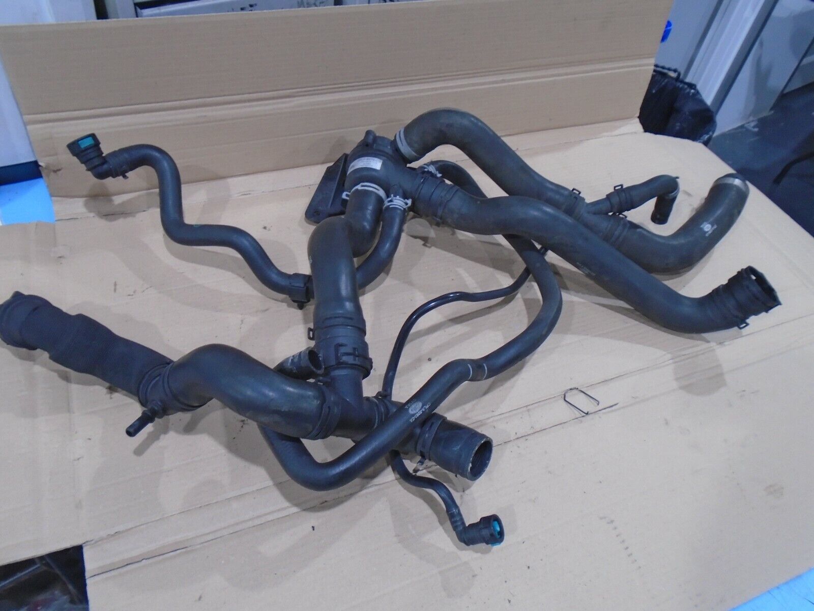 LR082870 - TERMOSTAT HORTUMU KOMPLE (3.0L V6/VOGUE) - Land Rover