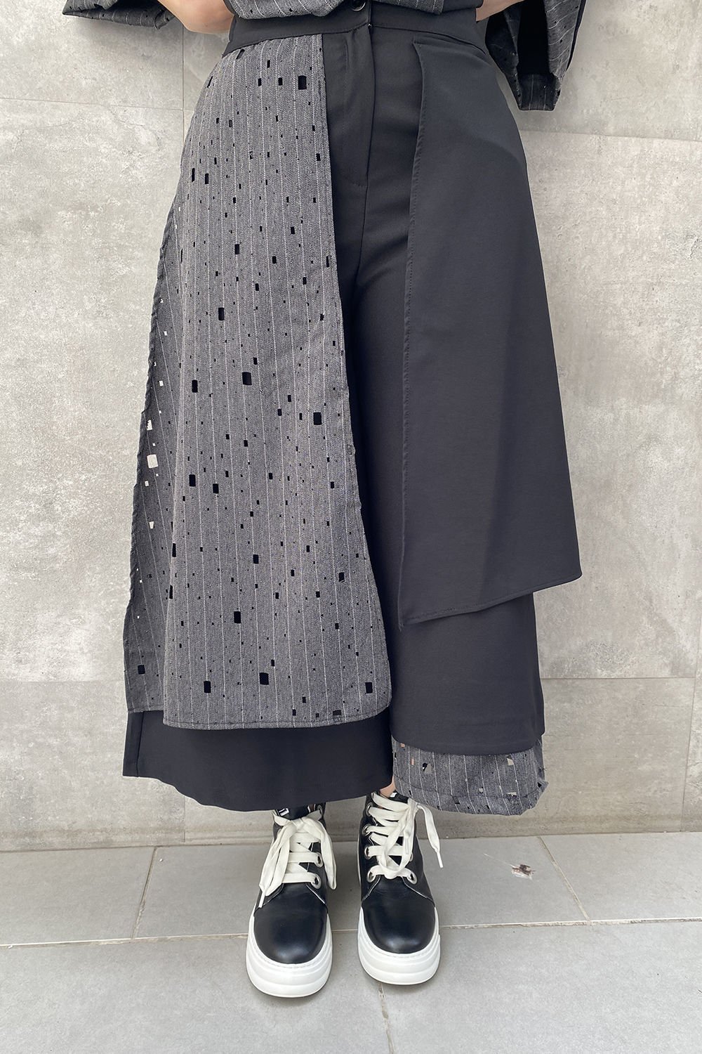 Delikli Kumaş Tasarım Oversize Pantolon