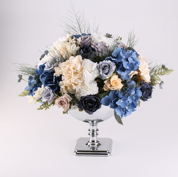 Gümüş Vazoda Mavi Çiçek Aranjmanı