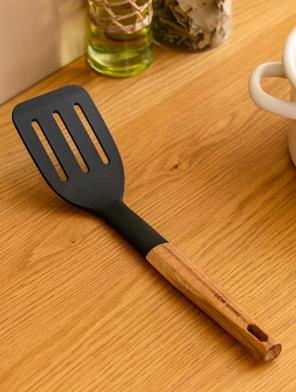 SPATULA AHŞAP SAPLI DELİKLİ SİYAH