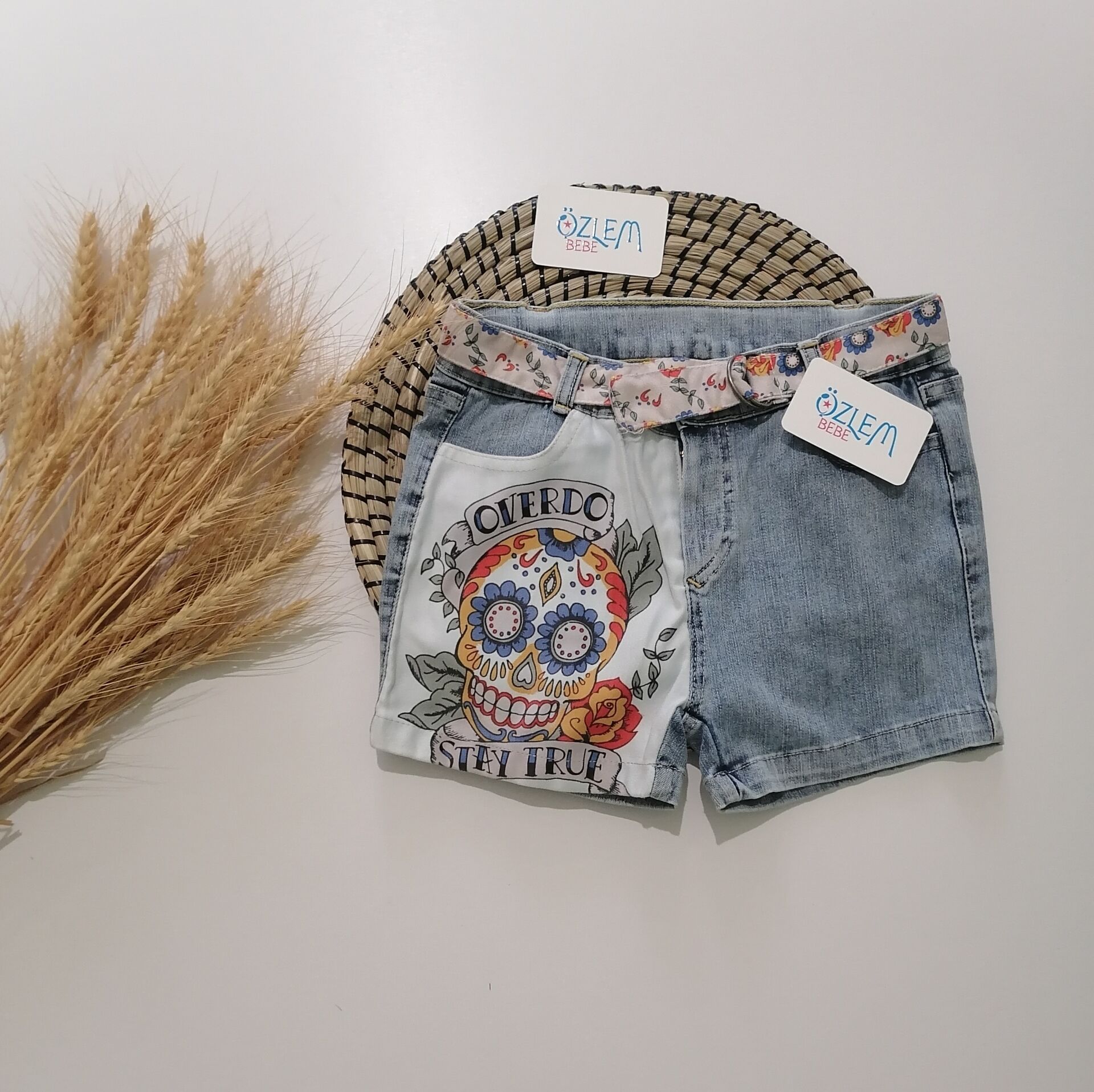 Modern Kuru Kafalı Kız Denim Şort