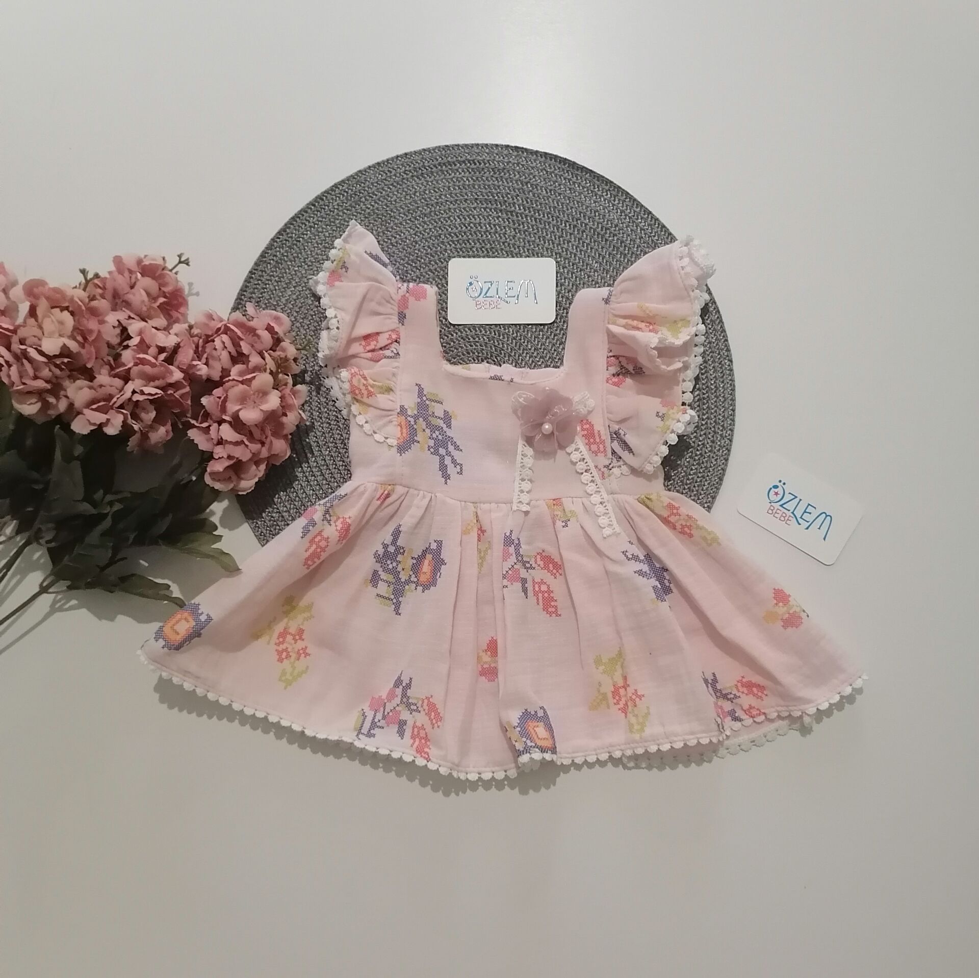 Çiçekli Fırfır Etekli Pembe Elbise