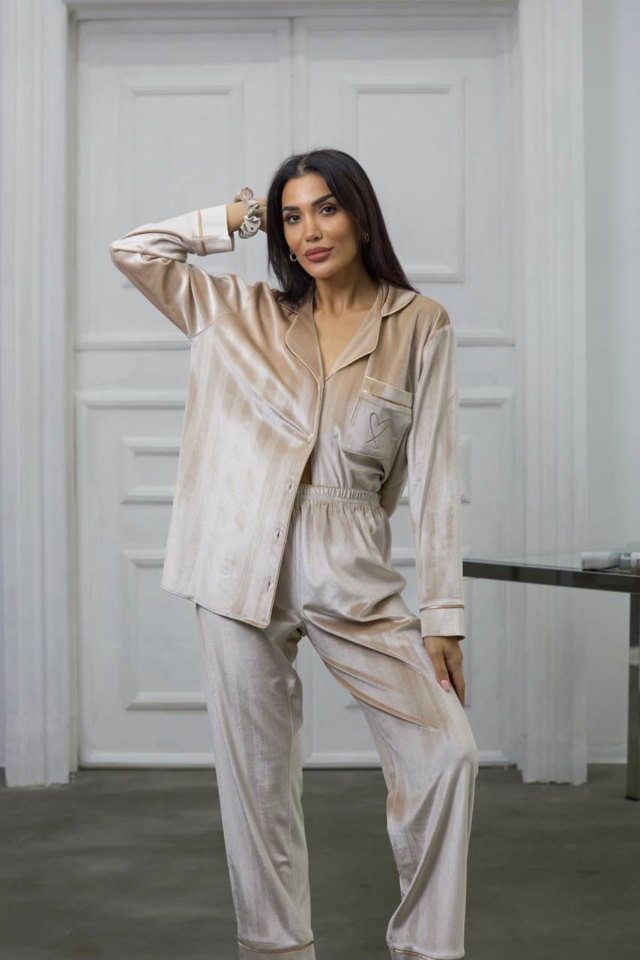 GİZOTTİ BEJ GOFRAJLI KALP NAKIŞLI UZUN KADİFE PİJAMA TAKIMI