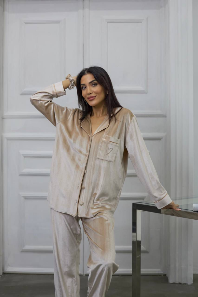 GİZOTTİ BEJ GOFRAJLI KALP NAKIŞLI UZUN KADİFE PİJAMA TAKIMI