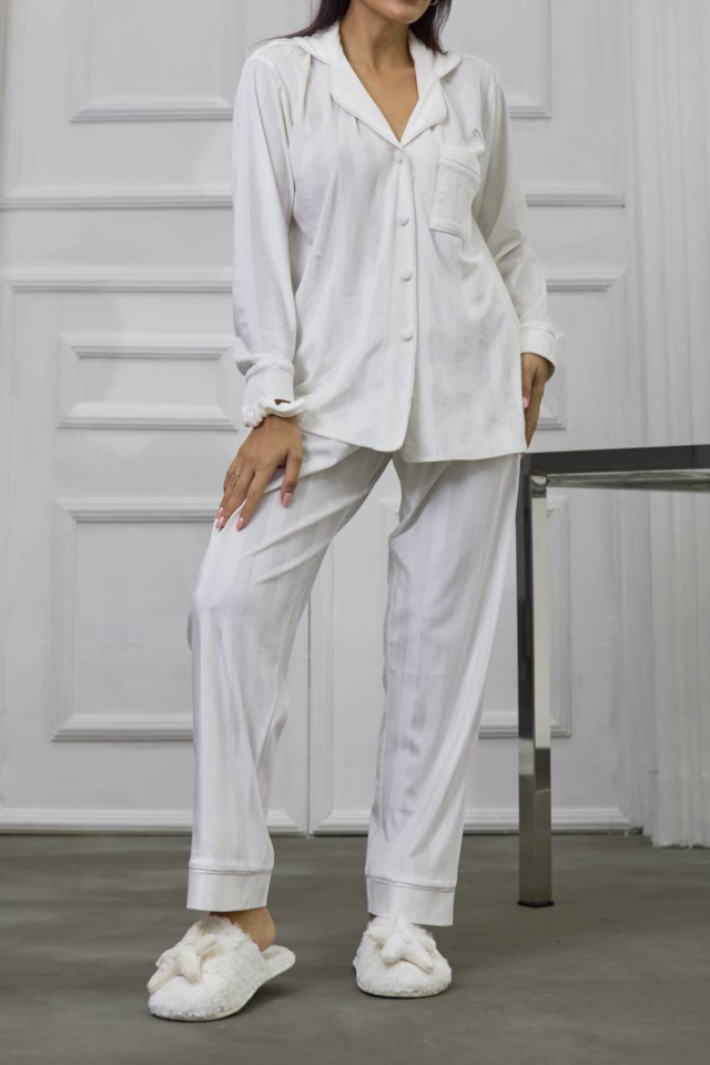 GİZOTTİ BEYAZ GOFRAJLI KALP NAKIŞLI UZUN KADİFE PİJAMA TAKIMI