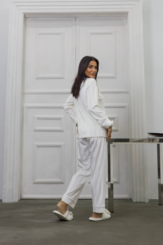 GİZOTTİ BEYAZ GOFRAJLI KALP NAKIŞLI UZUN KADİFE PİJAMA TAKIMI