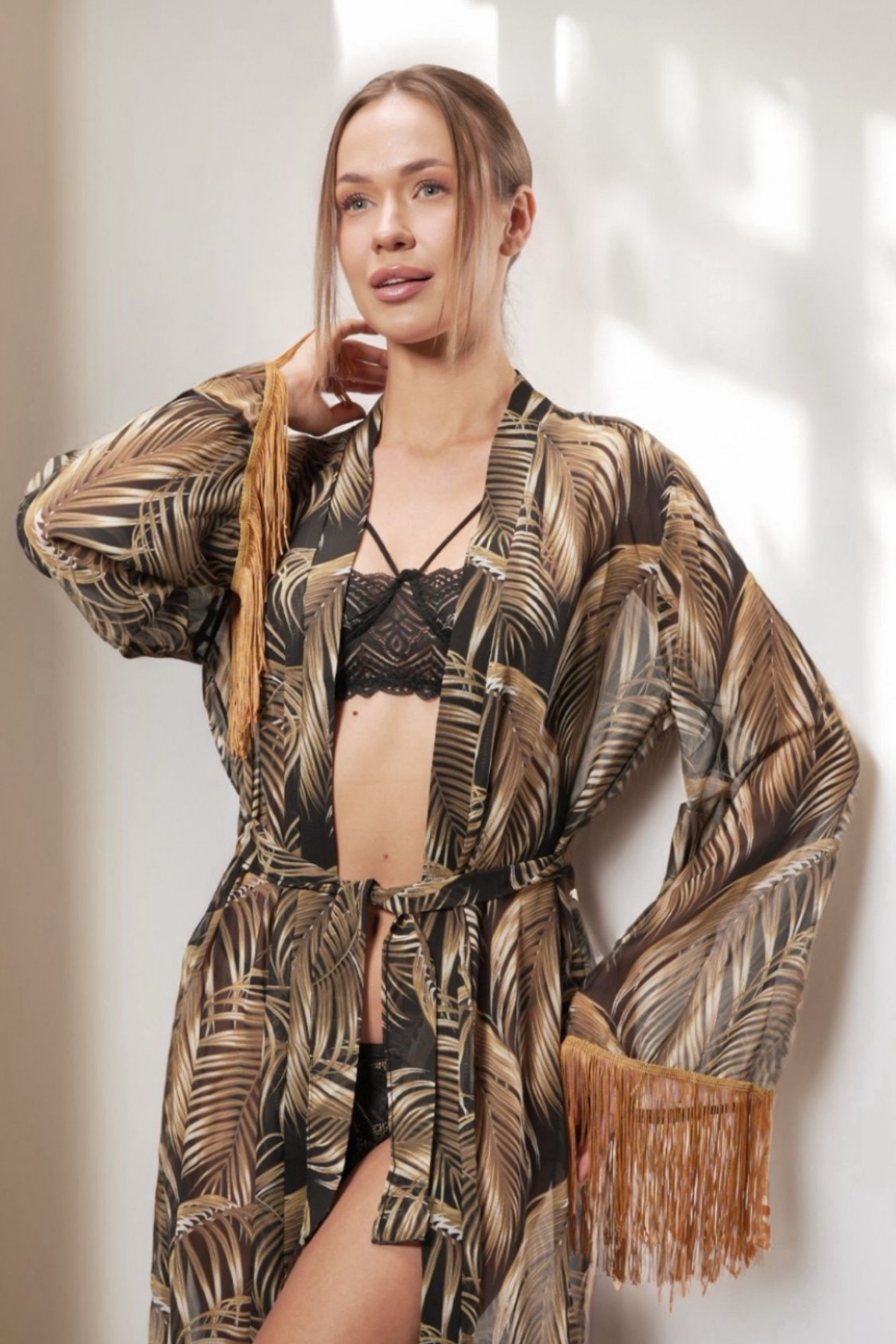 Siyah Zemin Gold Palm Model Kadın Plaj Pareo