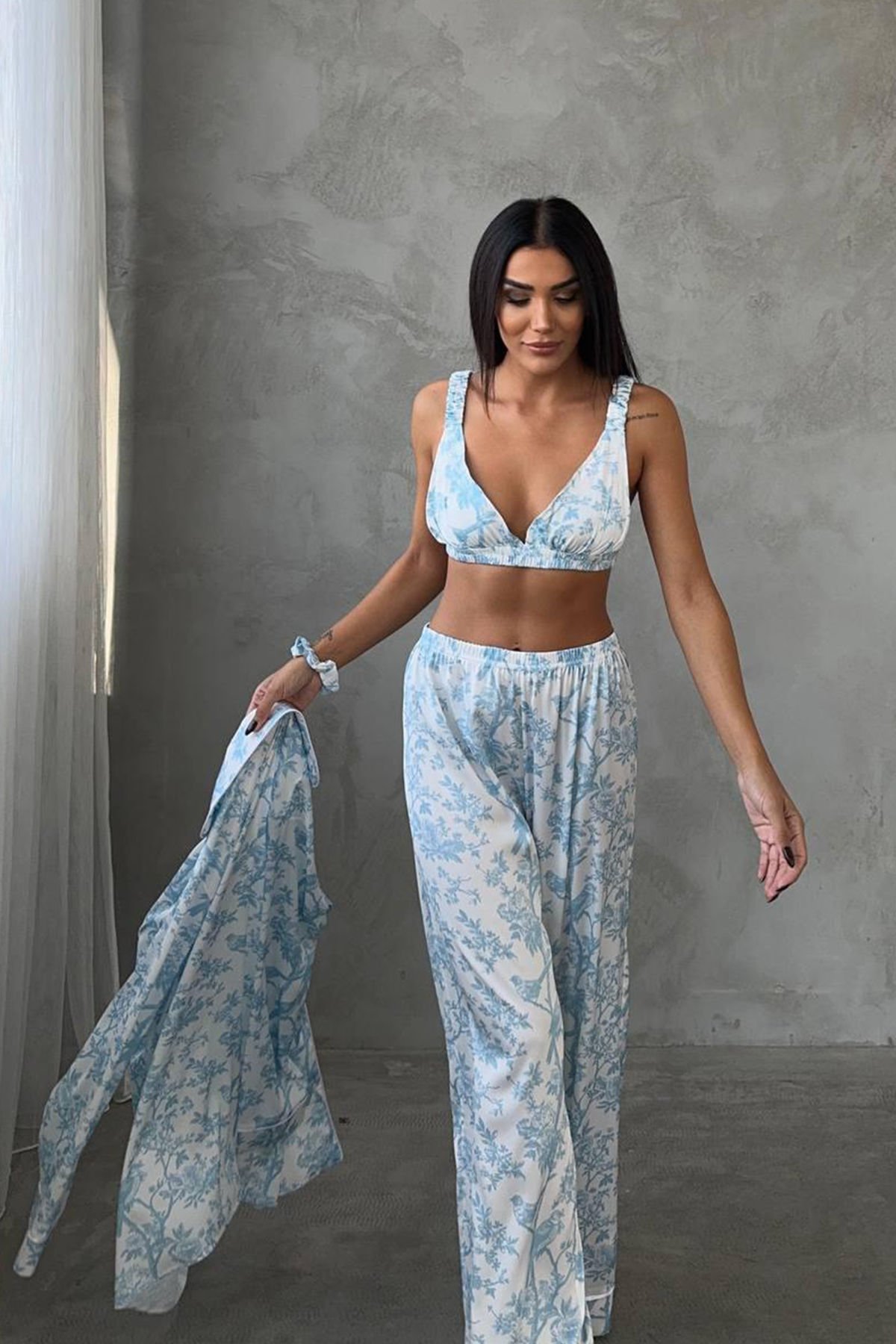 MAVİ KUŞ DİJİTAL BASKILI UZUN SATEN ÜÇLÜ PİJAMA