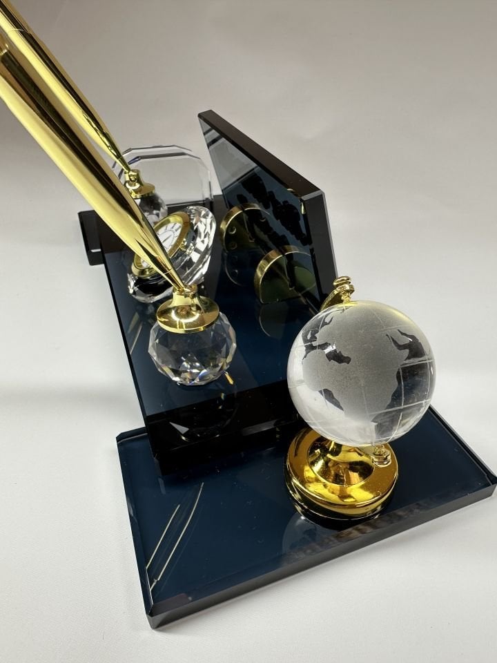Kristal Füme Cam İsimlik Çift Ayak Gold Renk Kalem Saat Dünya ve Kartvizit Figürlü Özel Hediyelik