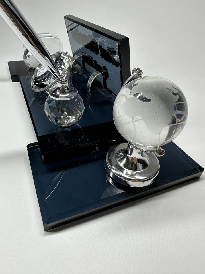 Kristal Füme Cam İsimlik Çift Ayak Silver Renk Kalem Saat Dünya ve Kartvizit Figürlü Özel Hediyelik