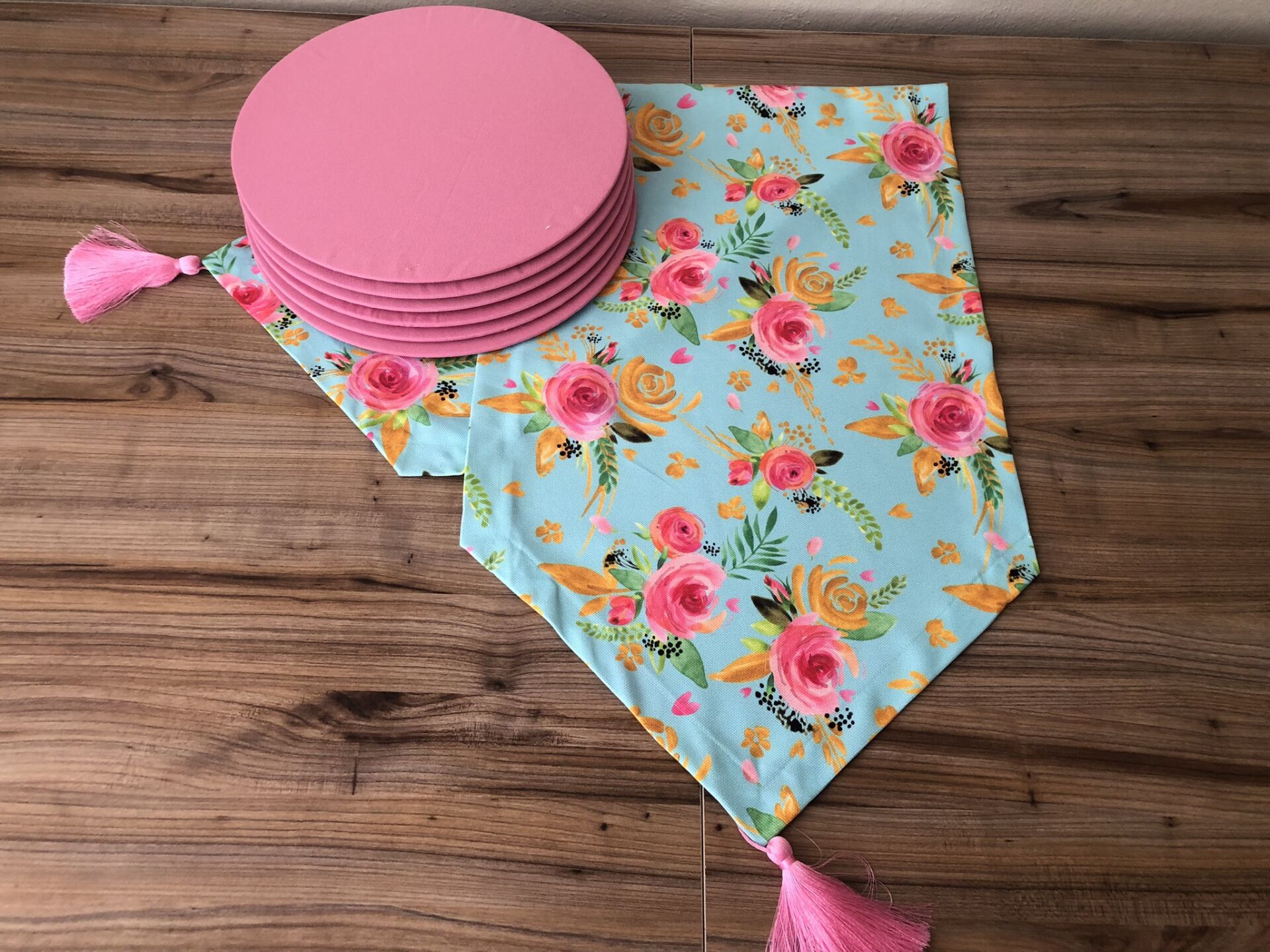 MİNT ZEMİN ÜZERİNE PEMBE GÜL DESENLİ RUNNER &SUPLA