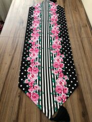 SİYAH ZEMİN PEMBE GÜL DESENLİ RUNNER & SİYAH SUPLA