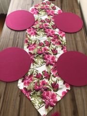 BEYAZ ZEMİN FUŞYA ÇİÇEK DESENLİ RUNNER & SUPLA