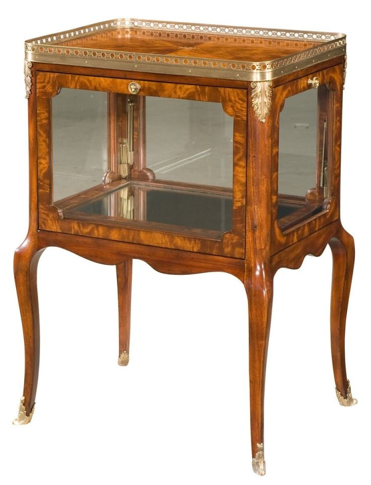 PIERCED VITRINE