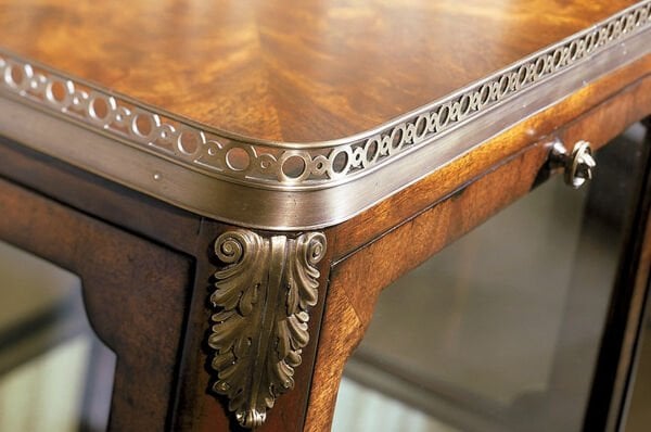 PIERCED VITRINE