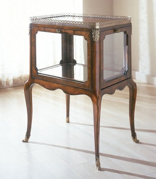 PIERCED VITRINE
