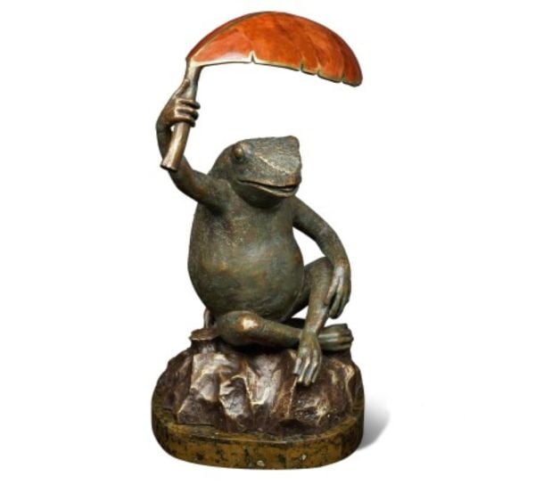 FROG HOLDING A PEN SHELL