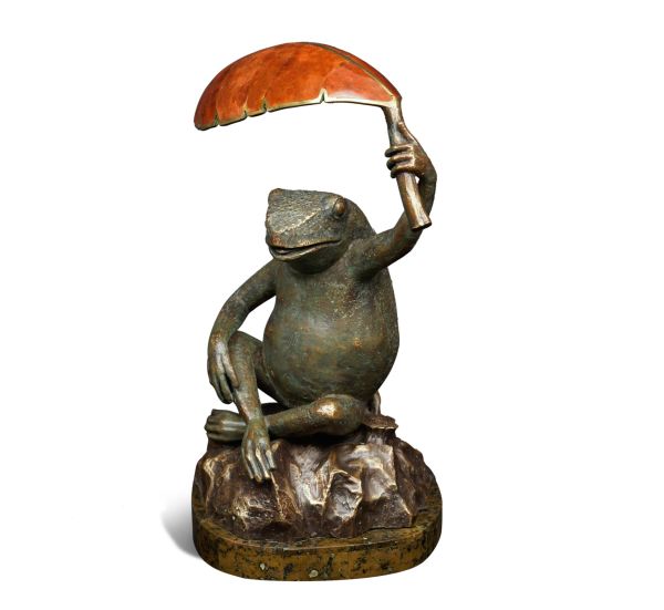 FROG HOLDING A PEN SHELL