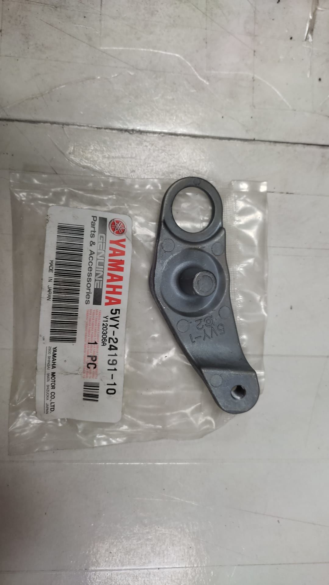 YAMAHA YZF R6 2008-16 ORİJİNAL YAKIT DEPOSU BRAKETİ 5VY-24191-10