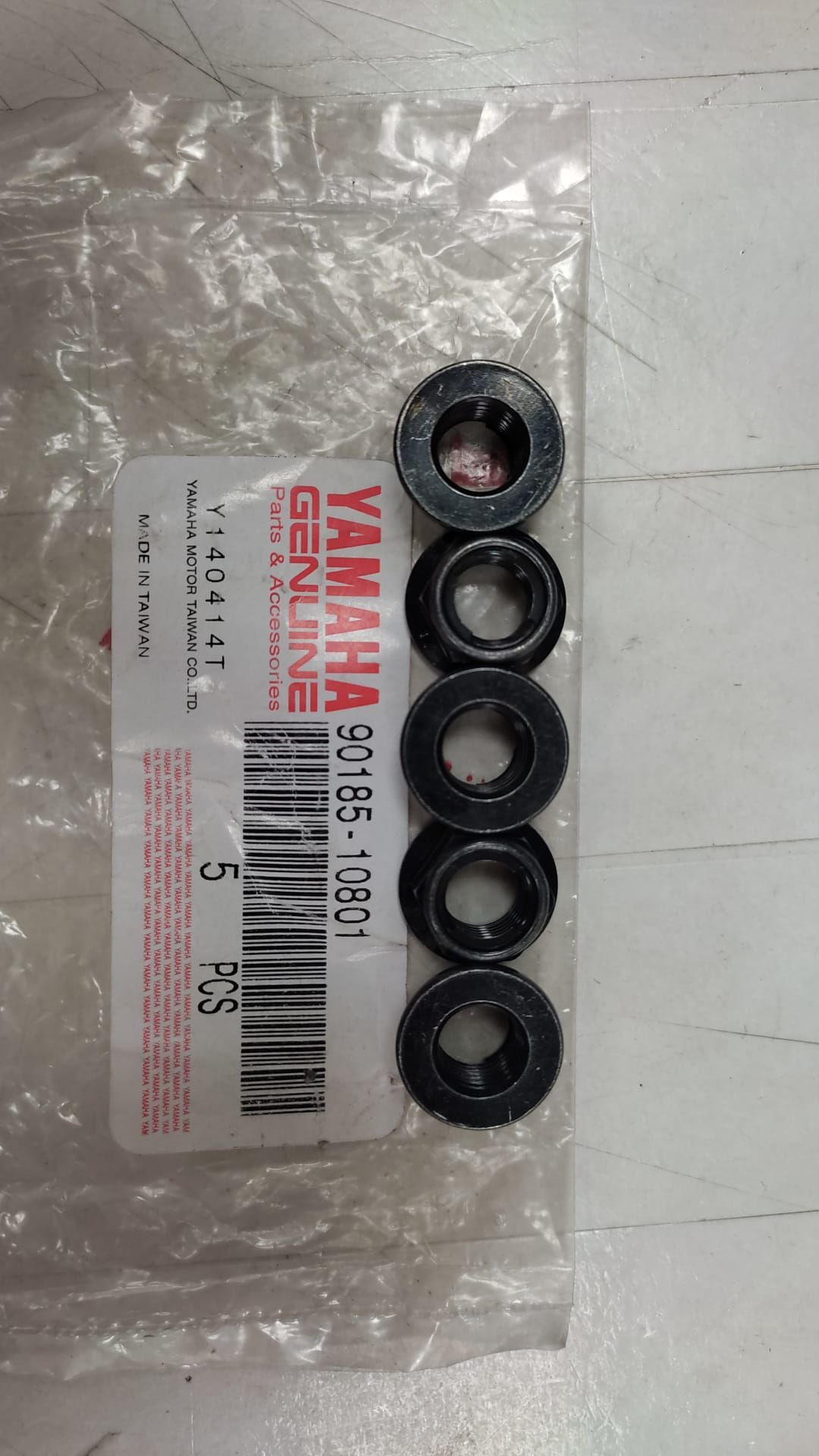 YAMAHA ZUMA ORİJİNAL KİLİTLİ SOMUN (ÇERÇEVE) 90185-10801