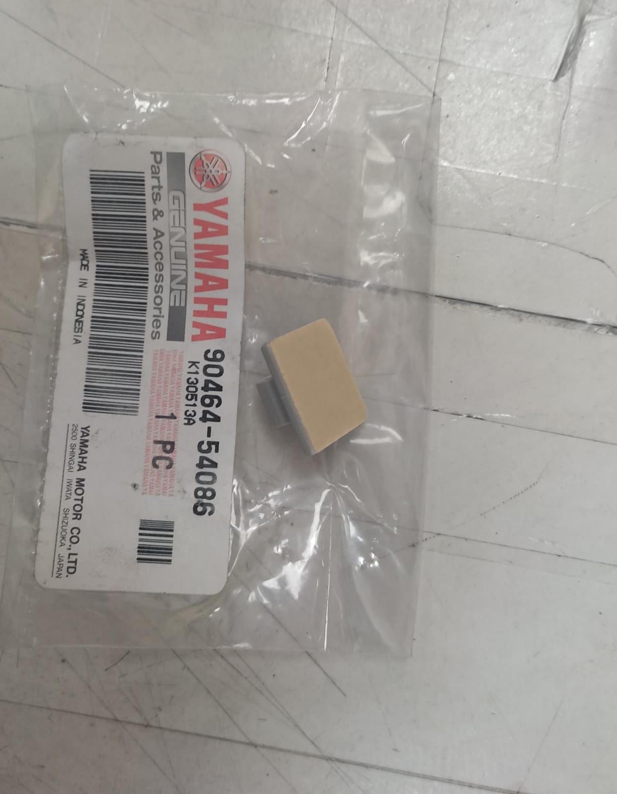 YAMAHA XV19 ORİJİNAL KAPORTA KELEPÇESİ 90464-54086