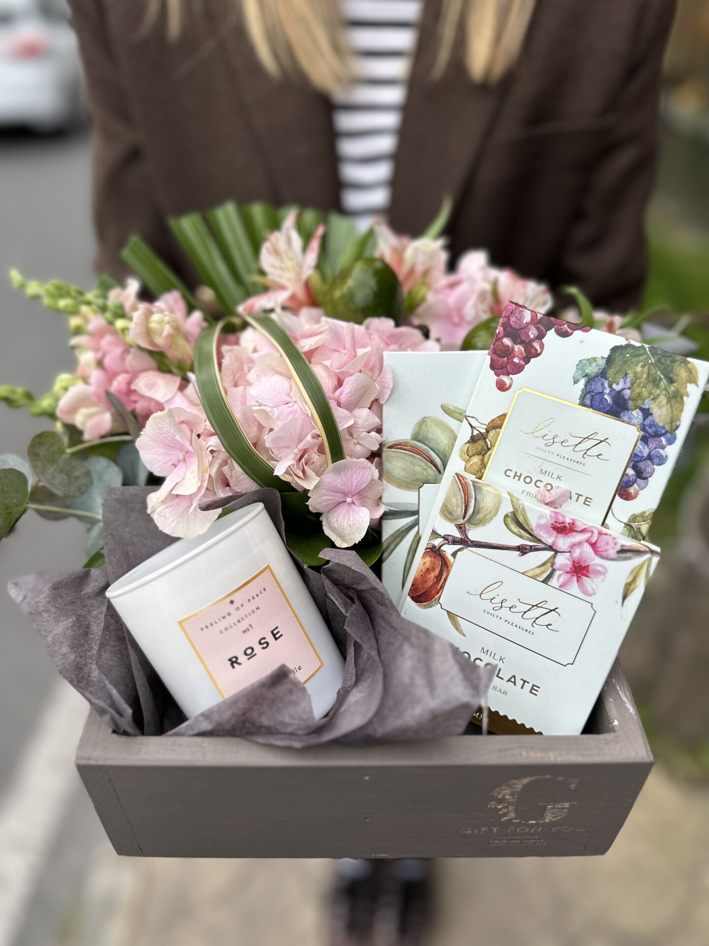 Vizon Rengi Ahşap Kutu İçerisinde Mumlu& Çikolatalı & Canlı Çiçekli Hediye