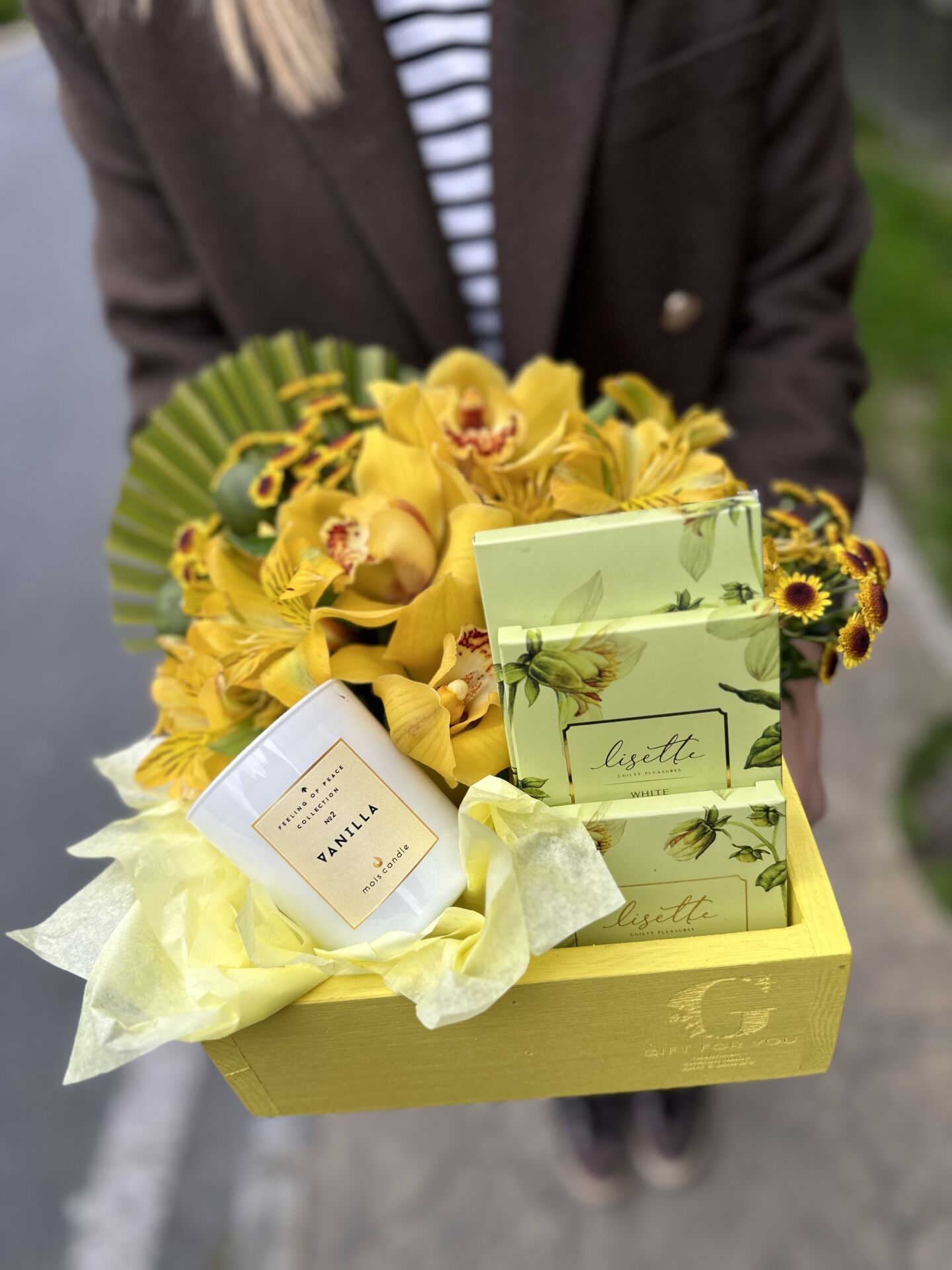 Sarı Ahşap Kutuda Canlı Çiçeklerle Hazırlanmış Kokulu Mumlu & Çikolatalı Hediye