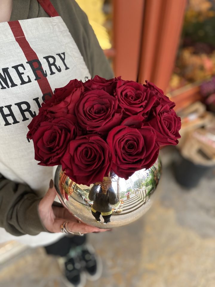 Gümüş rengi vazoda kırmızı güller