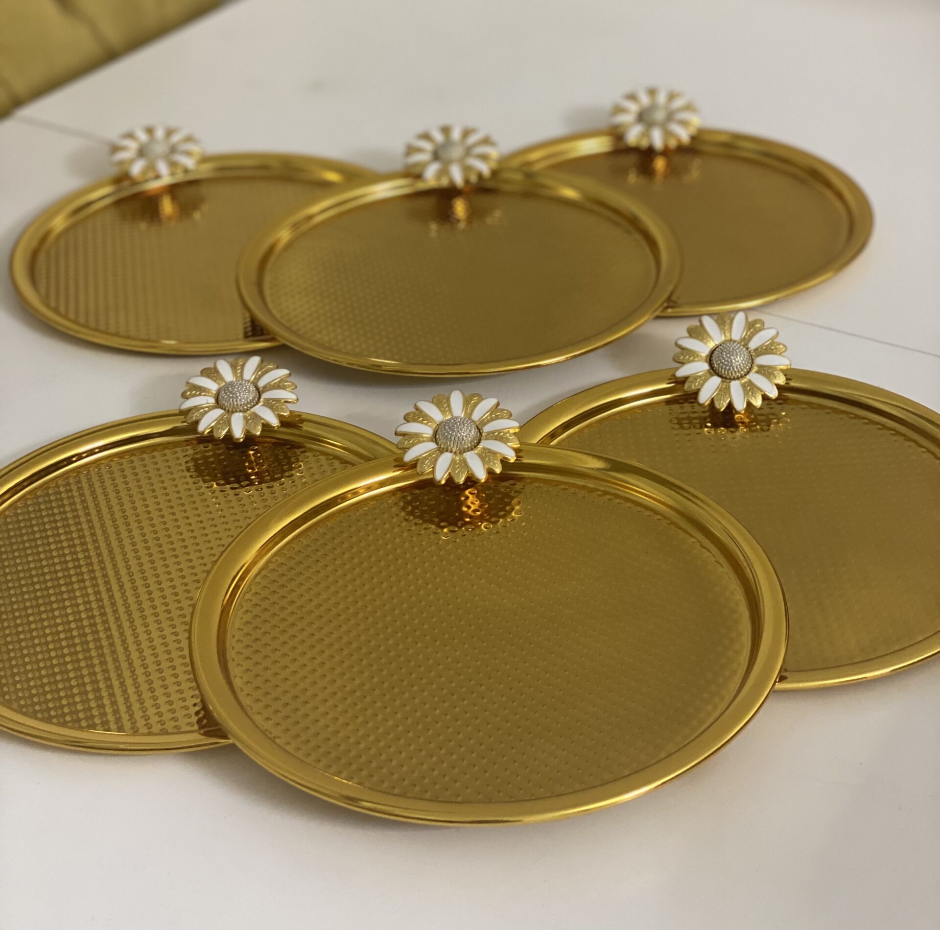 6 LI GOLD KAPLAMA ÇİÇEK AKSESUARLI SERVİS VE SUNUM TEPSİSİ YUVARLAK