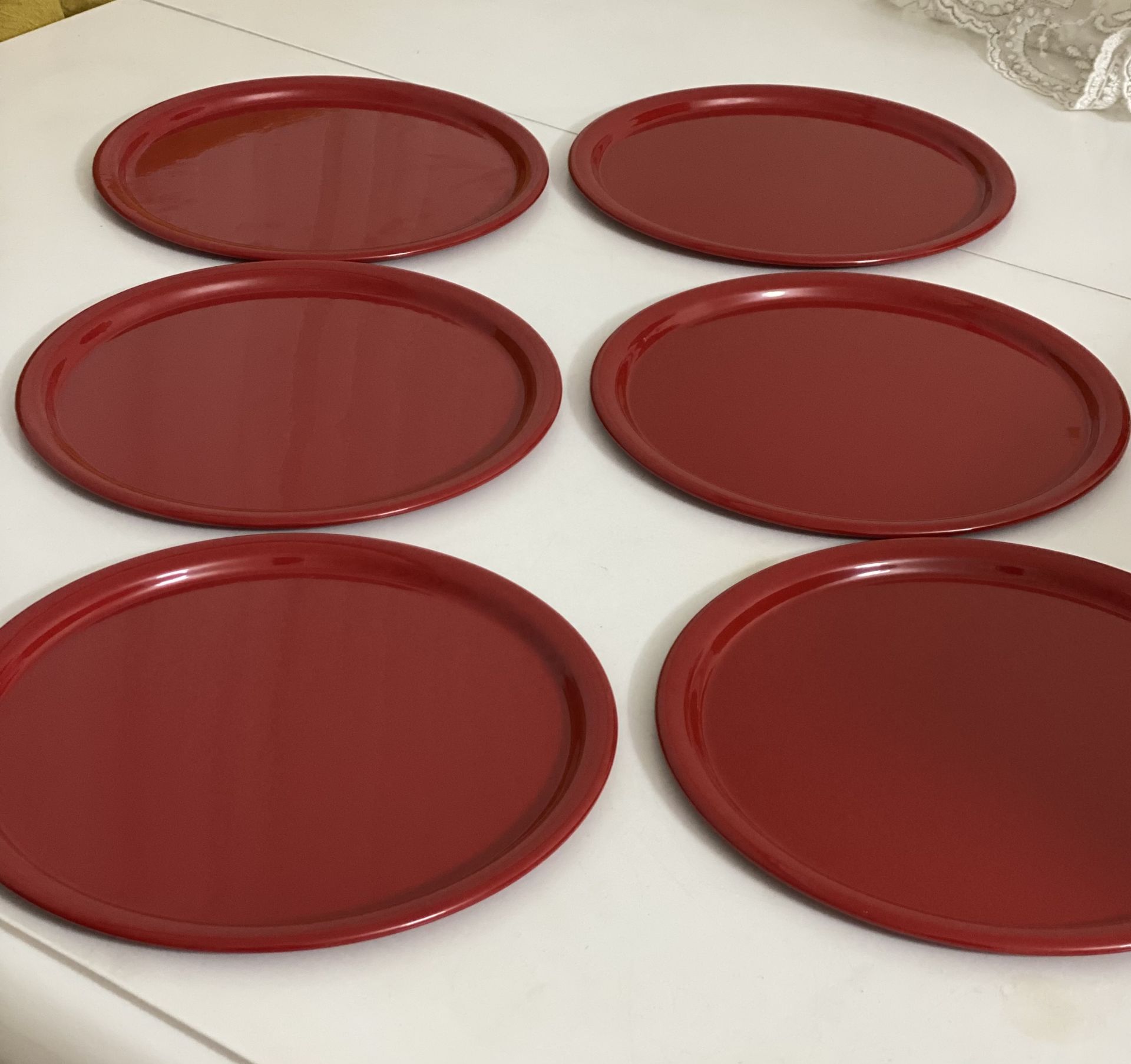 KIRMIZI RENK YUVARLAK MODEL 6 LI SUNUM TEPSİSİ METAL KIRMIZI