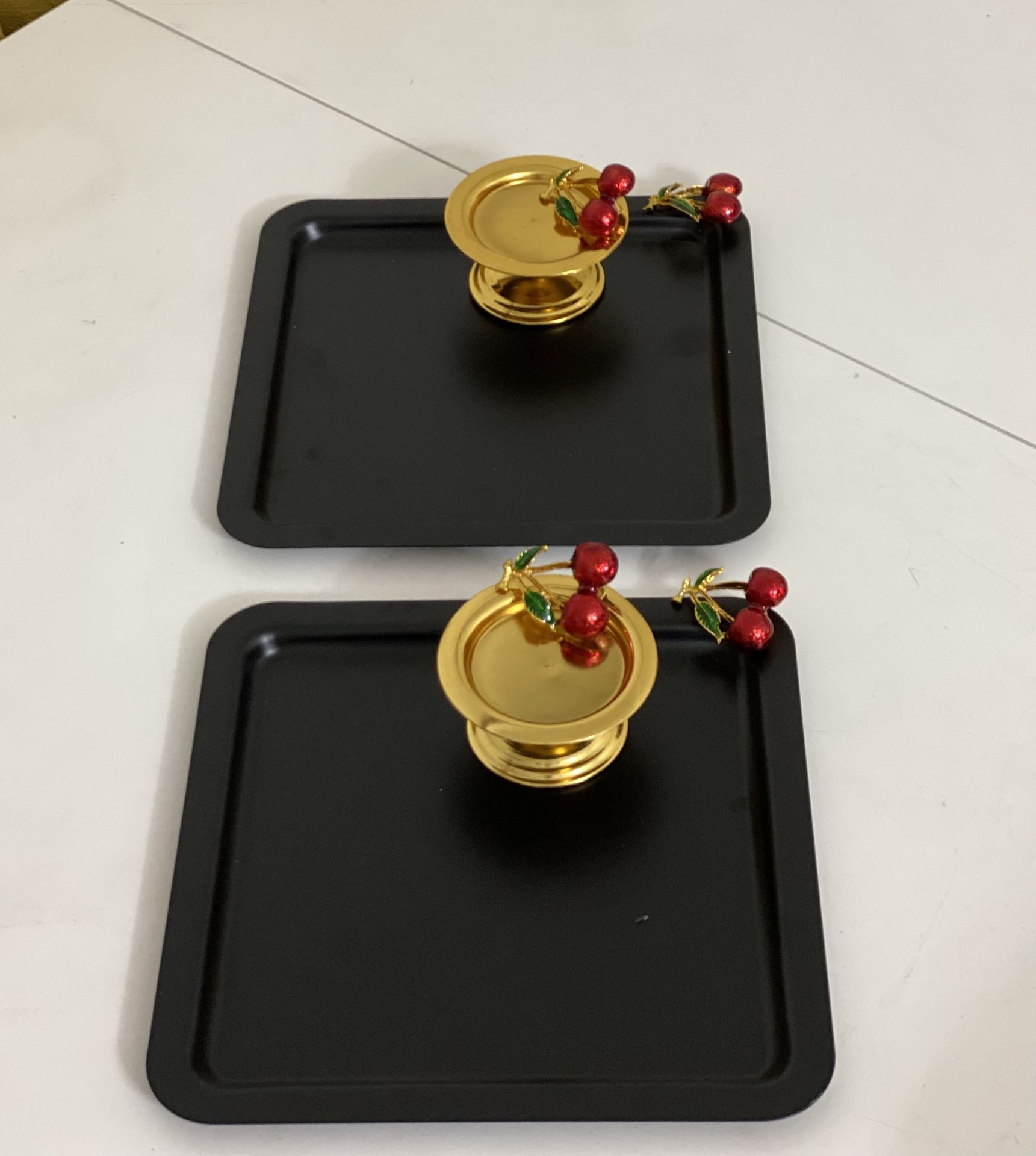 2 FARKLI MODEL SİYAH KARE TEPSİ VE GOLD MAKARONLUK KİRAZ AKSESUARLI