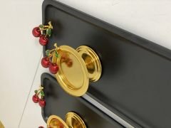 SİYAH DİKDÖRTGEN SUNUM TEPSİSİ VE GOLD MAKARONLUK KİRAZ AKSESUARLI