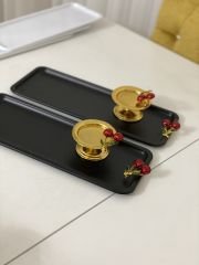 SİYAH DİKDÖRTGEN SUNUM TEPSİSİ VE GOLD MAKARONLUK KİRAZ AKSESUARLI