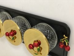 SİYAH DİKDÖRTGEN SUNUM TEPSİSİ VE GOLD MAKARONLUK KİRAZ AKSESUARLI