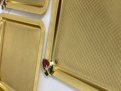 3 LÜ GOLD KARE NOKTA DESENLİ SUNUM TEPSİSİ ÇİLEK AKSESUARLI