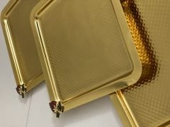 3 LÜ GOLD KARE NOKTA DESENLİ SUNUM TEPSİSİ ÇİLEK AKSESUARLI