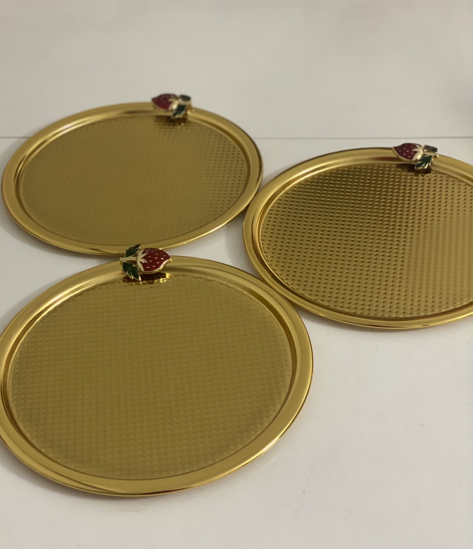 3 LÜ GOLD YUVARLAK MODEL SUNUM TEPSİSİ ÇİLEK AKSESUARLI