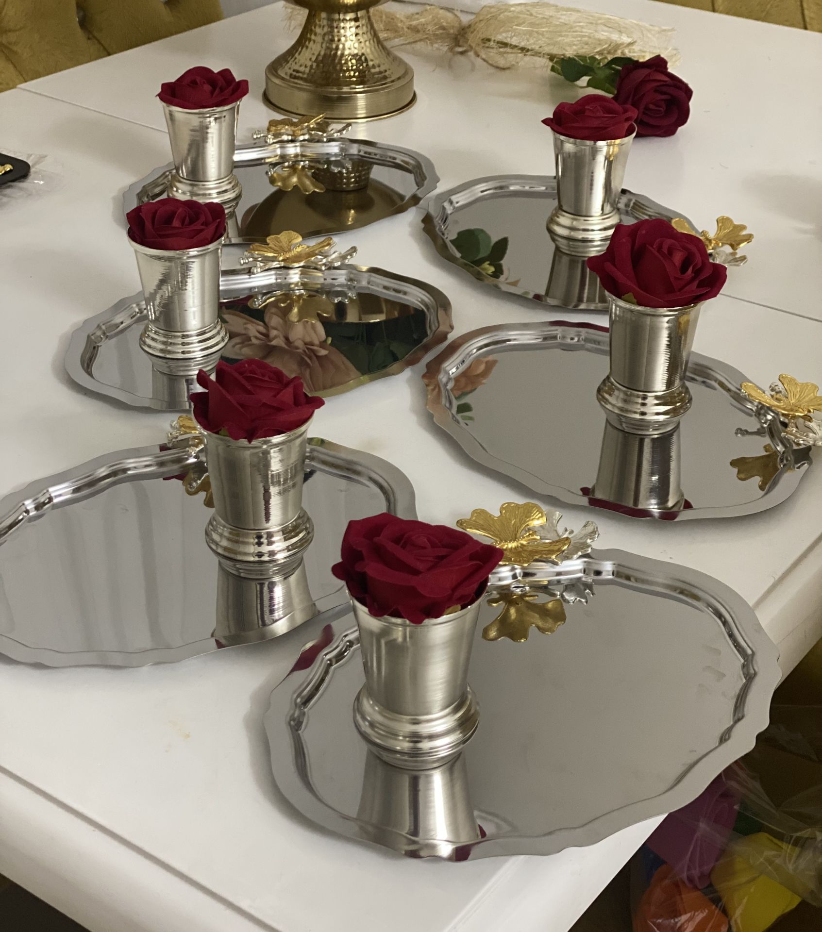 ÇELİK OVAL 20*25 CM SUNUM TEPSİSİ VE KIRMIZI GÜLLÜ GÜMÜŞ GÜL KOVASI