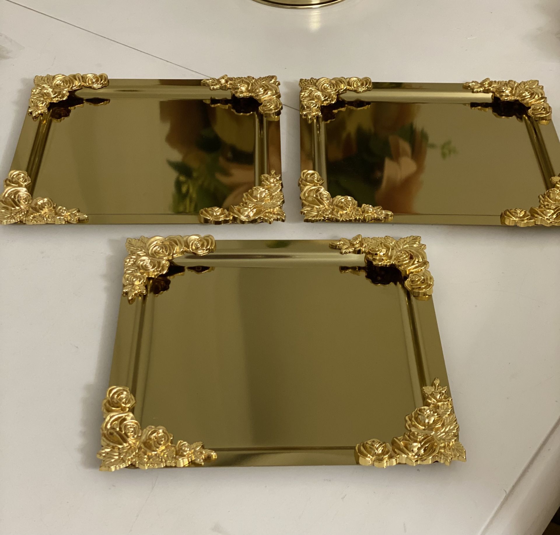 PASLANMAZ ÇELİK GOLD KARE 3 ADET DÖRT KENAR GÜLLÜ SUNUM TEPSİSİ